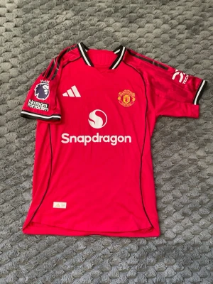 Zirkzee Manchester United hemma tröja - Zirkzee hemma tröja Manchester United, Player version med perfekt material och passar även bra för alla aktiviteter 