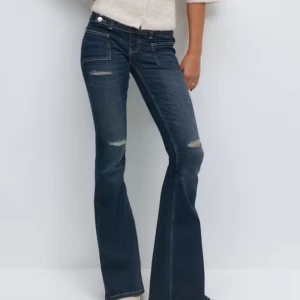 Scandi low waist 14+ jeans - Jättefina krans från Gina Tricot i storlek M. Säljer då de har för stora för mig. De är i helt nytt skick. Även slutsålda på hemsidan. Midjemåttet: 40-41cm, innerbenslängden: 79cm