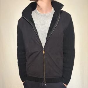 Gran sasso cardigan - Sjukt snygg, väldigt sällsynt och eftertraktad cardigan från gran sasso i fint skick! Mocka på framsidan, stickade ärmar/rygg och fodrad med päls-likt material på insidan (framsidan) som sticker fram snyggt när man har på sig den! Tjock och varm. Storlek 50, passar M. Hör av er vid frågor!