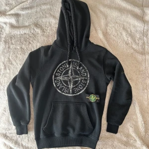 Svart hoodie från Stone Island - Svart hoodie från Stone Island i storlek S.                     ✅skiv för frågor, mått eller mer bilder ✅.                    Pris kan diskuteras vid snabb affär 