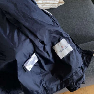Moncler jacka  - Tja. Säljer den här feta moncler jackan. Riktigt bra jacka till höst och vår funkar till vintern också. ÄKTA. Använd 2 gånger riktigt bra kvalitet. Minsta lilla fundering är det bara skriva.
