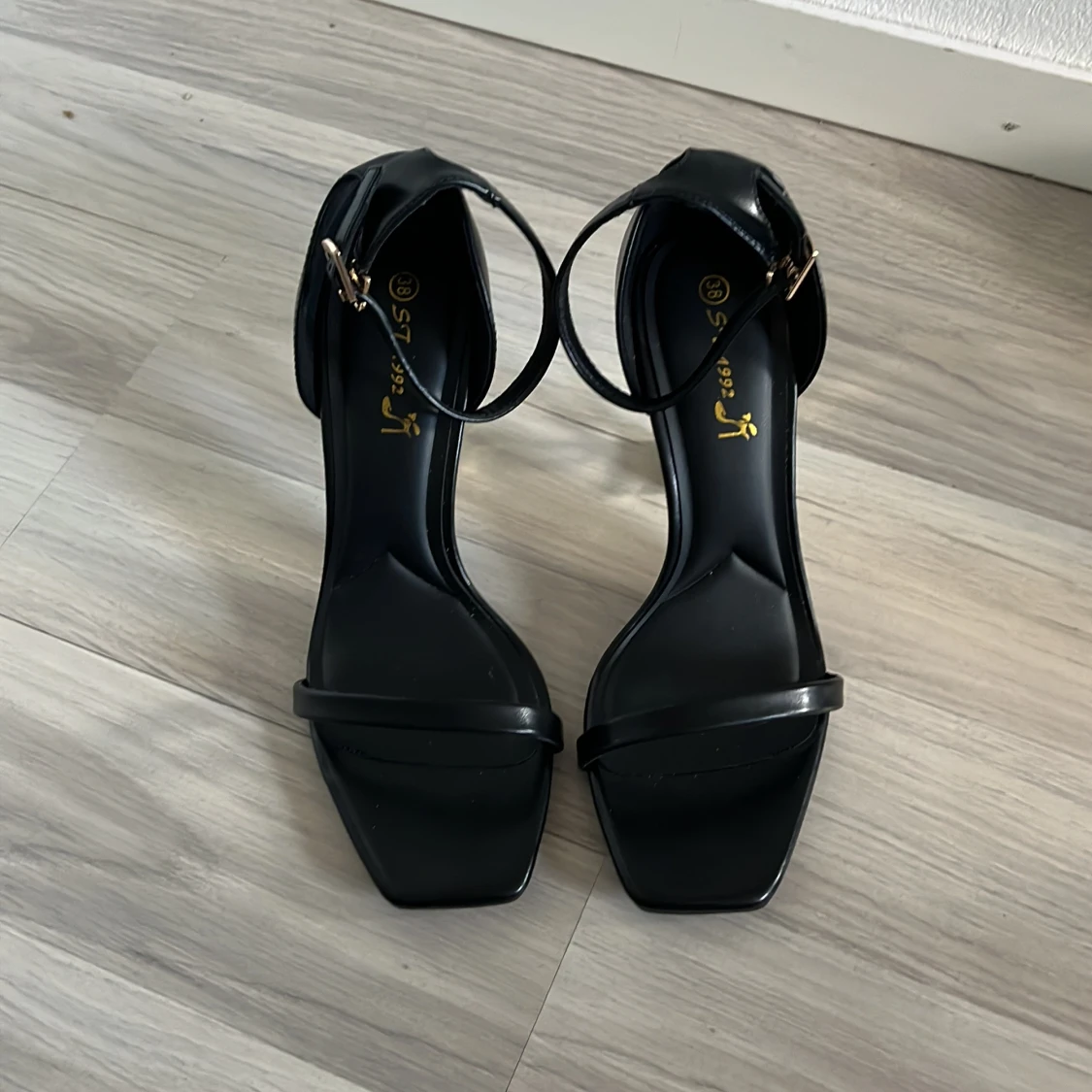 Svarta YSL klackar med gulddetalj - 2