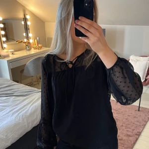 Svart blus - Söt prickig blus med spetsdetaljer. Endast använd ett fåtal gånger. Nypris 349💕
