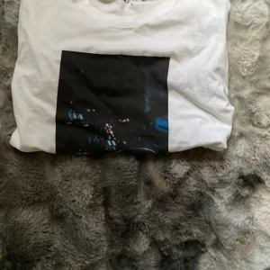  House Music t-shirt – Not Everyone Understands – Vit - Köpte den från Gardegrish i storlek S, Köpte den för ca 300kr/ Tröjan är clean/grisch/laidback. Perfekt för dig som gillar en avslappnad look💸🍾