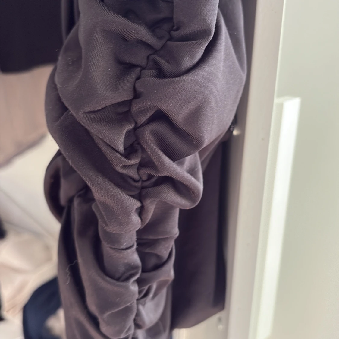 Svart ruched kort klänning - 3