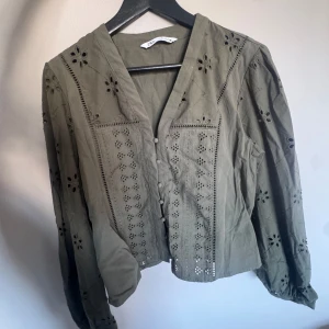 Fin blus från Zara - Super fin grön blus från Zara som jag aldrig har andvänt, har köpt den från plick!💗sitter som en M/S eftersom den är lite kortare i modellen 
