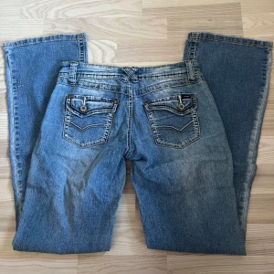 Lågmidjade jeans - Vintage Angel’s jeans, midjemåttet är 38cm ich innerbenslängden är 78cm. Materialet är stretchiga. Bra skick!