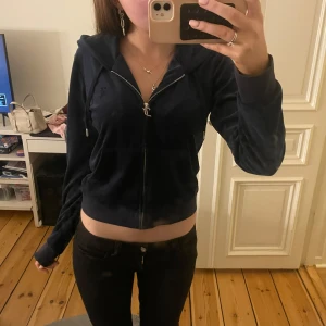 Juicy couture - Suuper snygg juicy couture munkjacka så mysig och skön perfekt till hösten💓