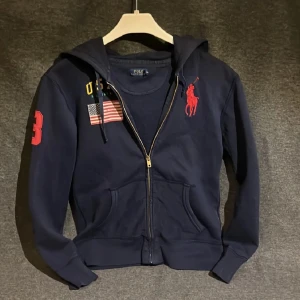 Mörkblå hoodie från Polo Ralph Lauren - Säljer en riktigt fet och eftertraktad hoodie från Ralph Lauren! Skick 9/10. Tar byten för denna men hellre pengar, ca 2500 nypris! Passar dig runt 160