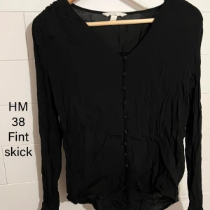 Blus i storlek 38 - Super fin blus med knappar från Hm. I fint skick, utan anmärkning 