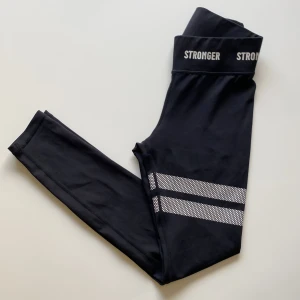 Svarta leggings från Stronger - Svarta leggings från Stronger