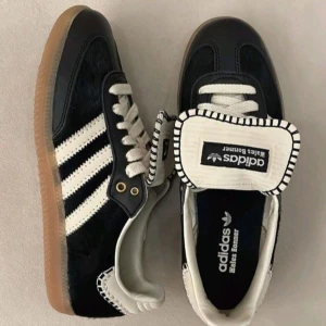 Samba x Wales bonner - Tja! säljer nu dessa otroligt fina skor som jag köpt från Thesneakerstore för ca 6000. Väldigt bra skick och otroligt omhändertagna. Storlek 44. Box följer även med! Skriv ett pm till mig om ni har några funderingar😁