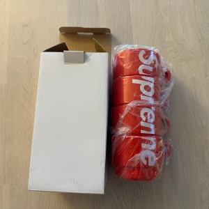 Supreme red Muggar stacking cups set of 4 - Fyra röda muggar från Supreme, levereras i originalförpackning och plast. Muggarna är oanvända och i nyskick, perfekta för samlare eller som present. Ikonisk Supreme-logga tryckt på varje mugg. Inga synliga defekter eller slitage.