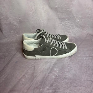 Philippe model skor - Mycket fint skick | Size 41 | fraktar spårbart inom 24 timmar | för att köpa klicka ”köp nu” | vid frågor eller funderingar skriv en meddelande |