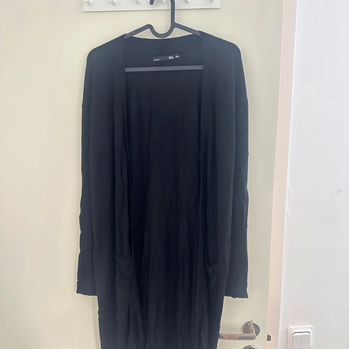 Svart lång kofta med fickor