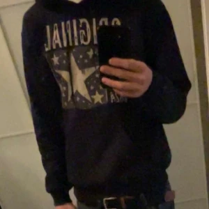 Scndi hoodie S - Marinblå hoodie från scndi. Storlek S och i väldigt bra skick, det enda är att snörena är borta.
