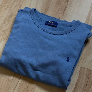 Ralph lauren sweatshirt - Ralph lauren tröja i bra skicka storlek s/xs. Inga defekter. 
