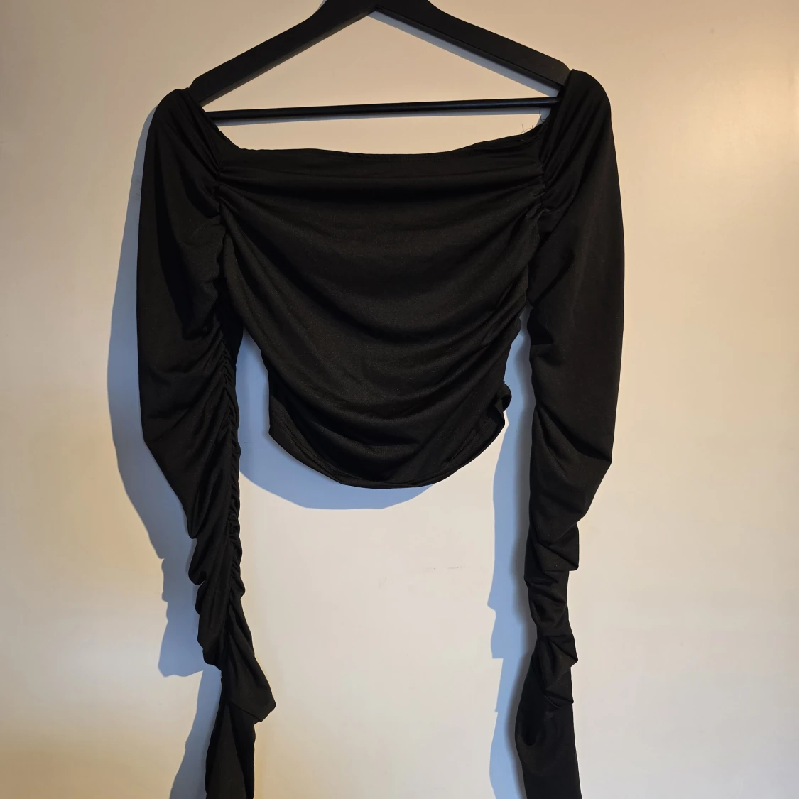 Svart offshoulder croppad topp - 3