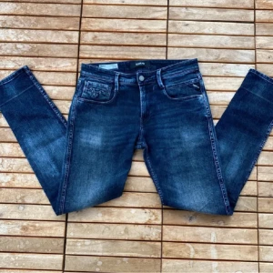 Mörkblå replay anbass - Det är i mycket bra skick,storlek L 31 W29 👌 Skriv till mig vid intresse av köp 😃💸👌 Mvh Emil