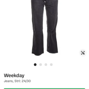 Svarta bootcut jeans från Weekday - Populära arrow low straight jeansen från Weekday 