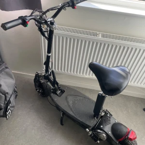 El scooter  - Bra skick Scootern är lätt att köra, smidig att fälla ihop och ta med på pendel tåg eller i Bilen . Laddare och nyckel som ingår.         Finns bara att hämtas upp 
