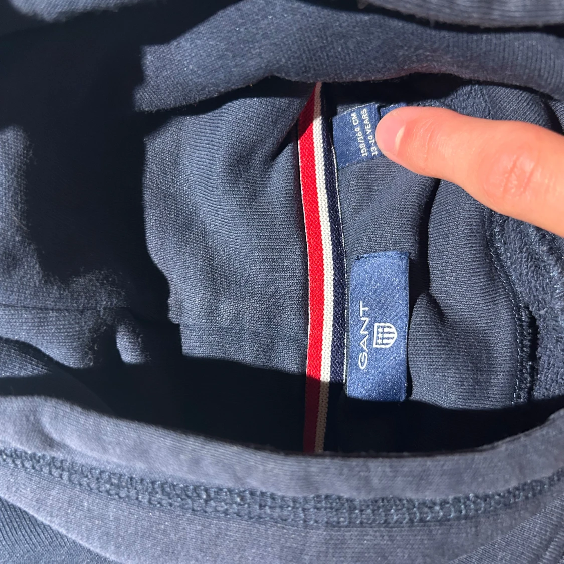 Mörkblå hoodie från GANT med logga - 2