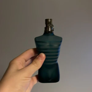 JPG parfym  - Tja säljer denna (Jean Paul Gaultier le male) använd några gånger nästintill ny, den följer med i kartong  ksk 2-5 ml använd. Mitt pris 500kr det är ungefär 70ml kvar