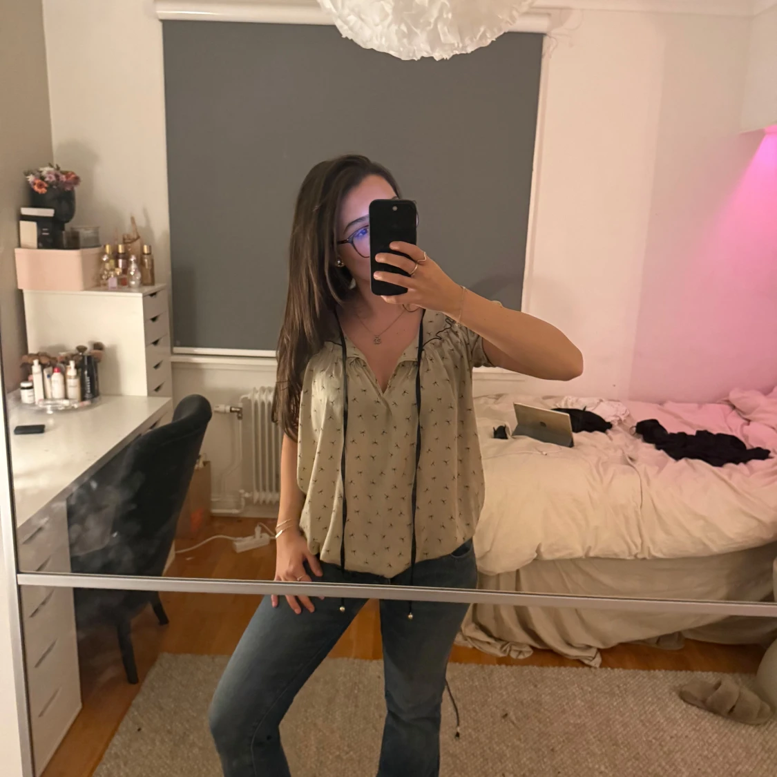 Beige blus med svart knytband - 3