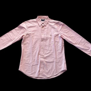 Rosa Ralph Lauren skjorta  - Ralph Lauren skjorta 👔  Skick 10/10 Storlek L slim fit Pris går att diskutera 🤝 Hör av er vid frågor eller fler bilder:)