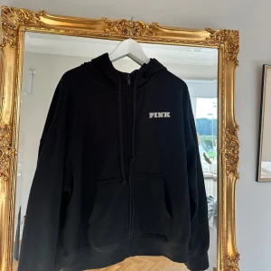 Victoria’s Secret hoodie  - Hoodie från Victoria’s Secret PINK. Endast använd fåtal gånger så som ny!🤍