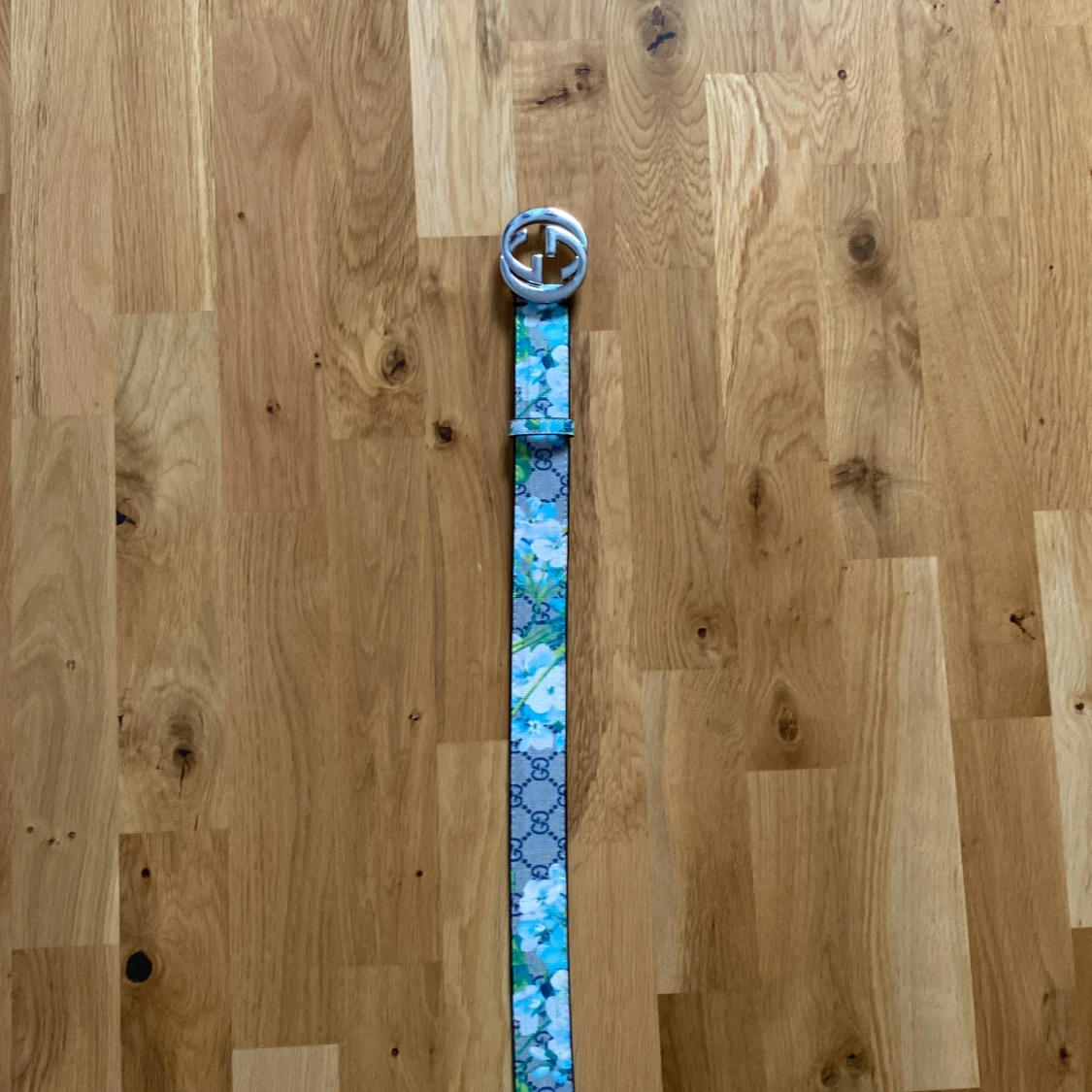 G blommigt bälte med silver GG-spänne - 1