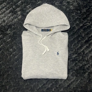 Ralph Lauren Hoodie - Tja! Säljer nu denna galet feta Ralph Lauren Hoodien i toppskick (9/10)! Den är i storlek L, Fits=M/L! Äkta, nypris 2200kr, qr-kod stödjer autentisering. Inga som helst defekter. Hör av dig vid minsta fråga eller fundering!🌟