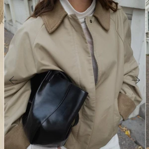 Kort trenchcoat med krage i manchester - Jacka i Manchester, slutsåld på hemsidan.