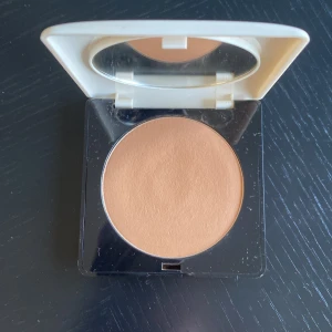 H&M Perfectionist Finishing Powder - Puder i nyansen Chestnut från H&M, Perfectionist Finishing Powder. Kommer i en stilren, fyrkantig vit dosa med spegel. Puderet är pressat och har en varm, mellanbrun ton som ger en naturlig finish till huden.