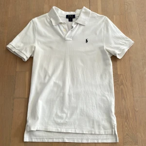 Ralph lauren piké - Säljer en Ralph lauren piké då den inte passar. Storleken är Xl i barn storlekar vilket motsvarar XS/S i vuxen storlekar. Det är mycket bra skick på den. Vid frågor eller intresse är det bara att skriva! 