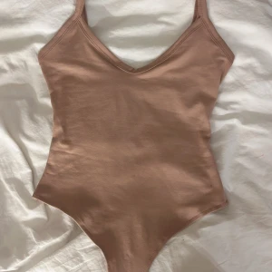 Beige rosa body från shein  - Body från shein aldrig använt då den inte passar mig 
