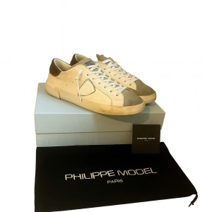 Philippe model  - Säljer nu stilrena Philippe model skor😁! Nypris €340+! Mitt pris 1999kr! Dustbag, box och kort medföljer🤩Hör av dig vid minsta lilla fundering! Kom med bud!🍾🍾🙌🏼🙌🏼