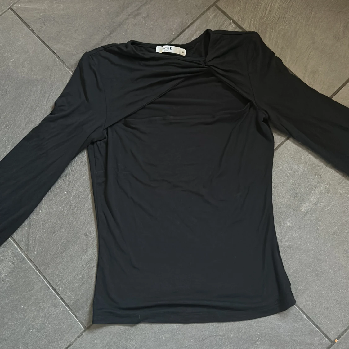 Tröja med cut out från NA-KD - 1