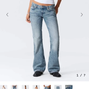 Svinsnygga lågmidjade bootcut jeans  - Säljer mina svinsnygga lågmidjade bootcut jeans som är knappt använda! Från Weekday i modell Nova  W28 L34 💕💕  Nypris 595kr, 