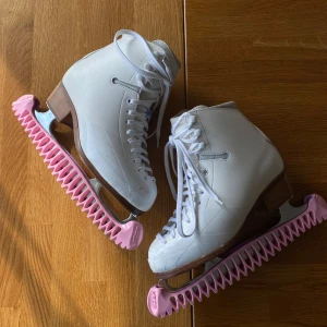 INTRESSEKOLL Konståkningsskridskor  - Wifa Champion light i storlek 36.5 vilket motsvarar ungefär storlek 39. De är i en bredare modell. ANVÄNDA CA 1 MÅNAD. NYPRIS 4995kr. Kom med PRISFÖRSLAG!