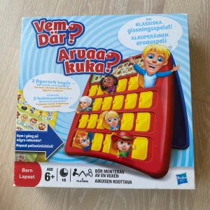 Spelet ”Vem Där?” (Guess Who?) - Klassiska gissningsspelet ”Vem Där?” i bra skick. Komplett med två spelbräden och figurkort med både människor och djur. Passar för barn från 6 år och uppåt. Alla delar är hela och spelet är redo att användas direkt! 😇