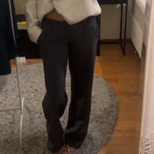 Grå kostymbyxor low waist - Säljer mina gråa kostymbyxor med låg midja från design by si. Materialet på byxorna är väldigt sköna, så dem är väldigt bekväma och väldigt snygga, nypris:605kr säljer för 400kr