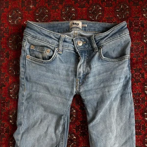 Ljusblå bootcut jeans  - Ljusblå jeans med  bootcut-ben. Jeansen har en låg midja. Perfekta både till vardags och för fest!! Har sytt ner💗