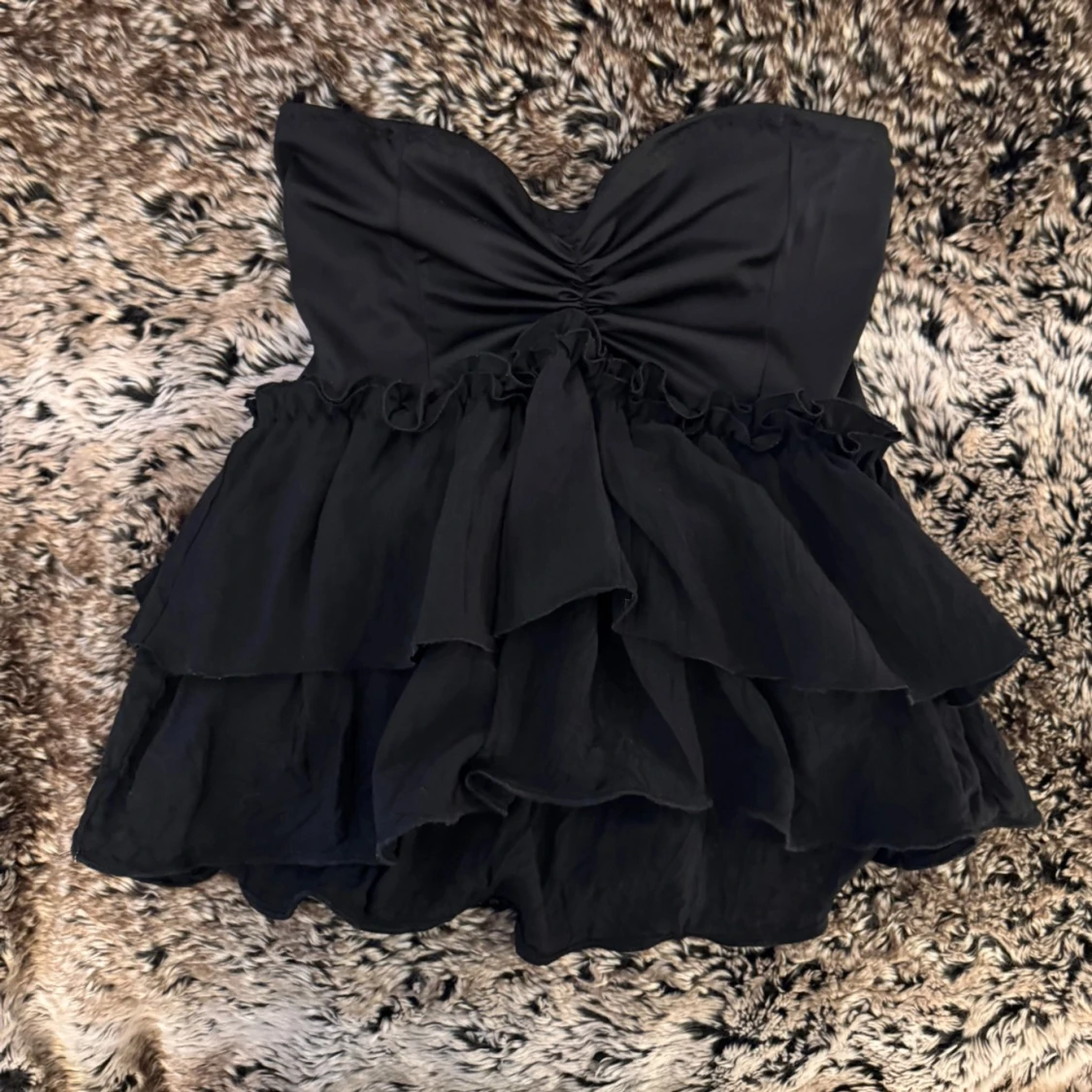 Svart axelbandslös topp med volanger - 92