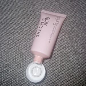 Cleanser - En gelrengöring med salicylsyra som skonsamt exfolierar och rengör huden. Den är utformad för att rena huden och förfina porerna, samt jämna ut hudtonen och återfukta.  Fördelar: Rengör porer, jämnar ut hudtonen, återfuktar, avlägsnar smuts och överskottsolja, samt ger en naturlig lyster. 