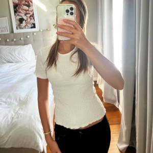 topp zara - stretchig topp från zara, lite volanger längst ned. formar din kropp skit snyggt, mycket fint skick 🫶🏽