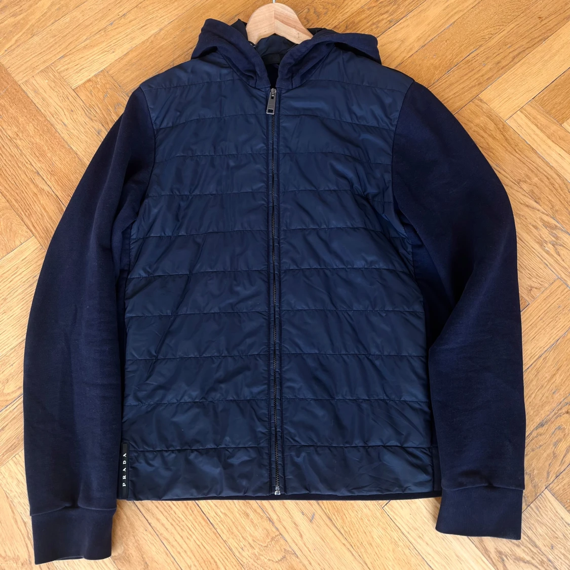 Mörkblå cardigan från Prada