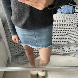 Blå jeanskjol  - Blå jeanskjol från Object i storlek S. Kjolen har hög midja med rå, fransig kant och har en mörkare rand på sidorna. Använd fåtal gånger.