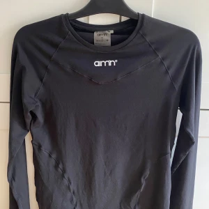Svart långärmad träningströja Aim'n - Svart långärmad träningströja från Aim'n, superskön att träna i!