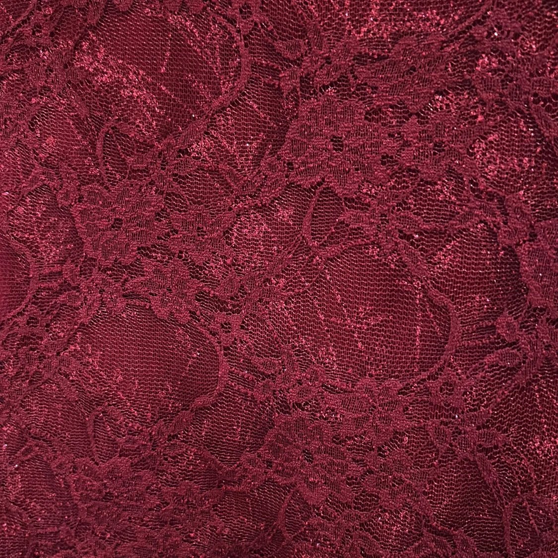 Vinröd konståkningsklännining med spetts och öppen rygg - 3